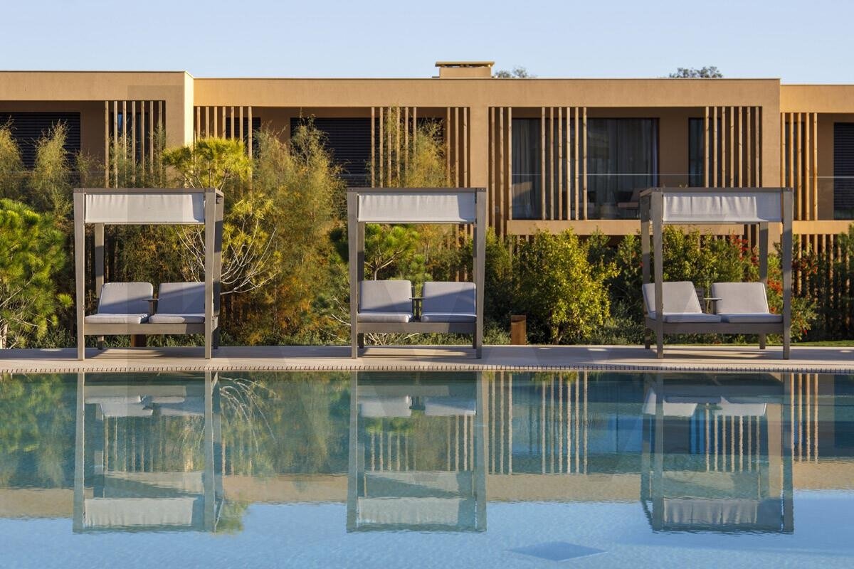 Piscina e espaços de descanso do Verdelago